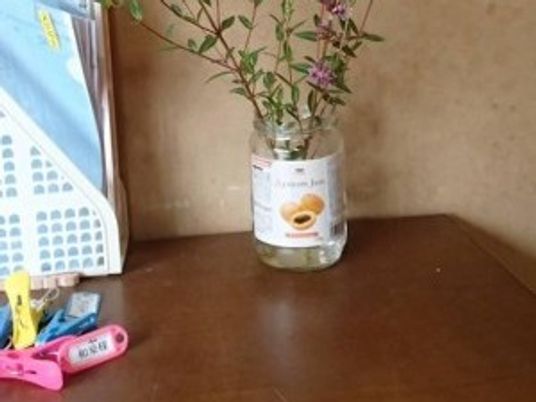 飾り棚に花瓶のある玄関棚  
