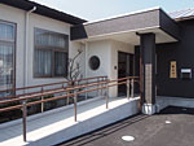 落ち着いた色調のエントランス エントランス 落ち着いた雰囲気のエントランスがお出迎え。バリアフリー設計で、どなたでも安心してお過ごしいただけます。