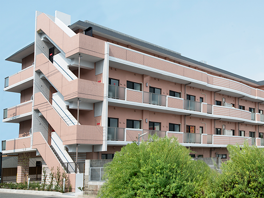 外階段のある建物外観  