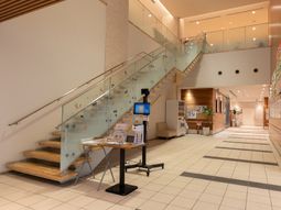 エレガントな階段のあるロビー