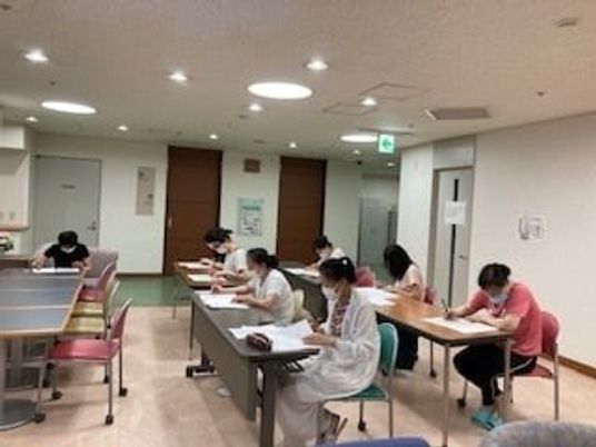 食堂で学ぶ様子  