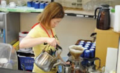 スタッフ作業のキッチン