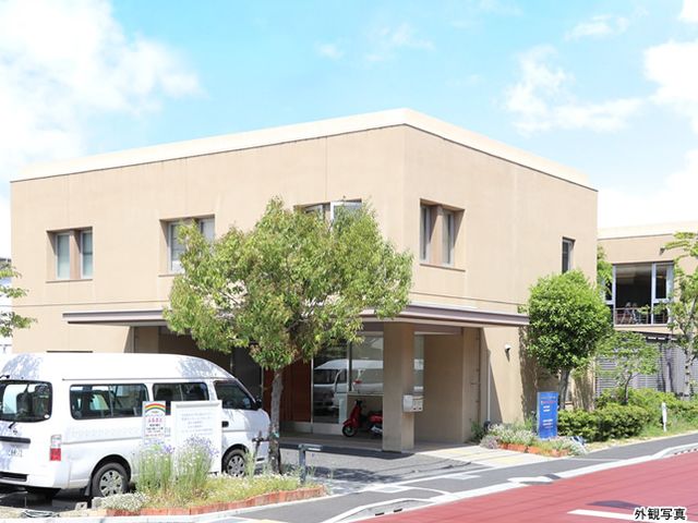 木が茂る建物外観 外観 緑に囲まれた建物は、自然に調和した落ち着いた雰囲気です。快適な環境で働くことができます。