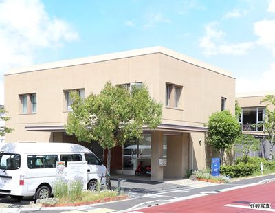 木が茂る建物外観