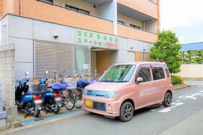 駐車場のある外観
