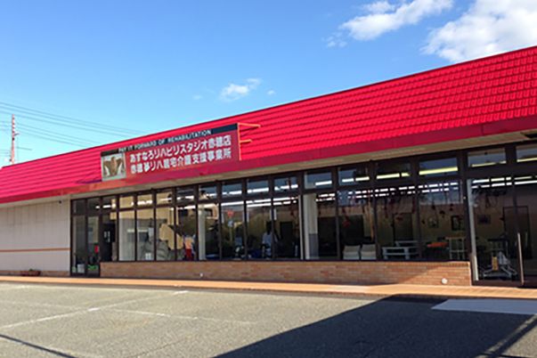 赤い屋根の外観建物