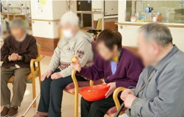 談笑する人々の様子