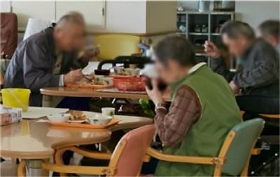 食堂での食事風景