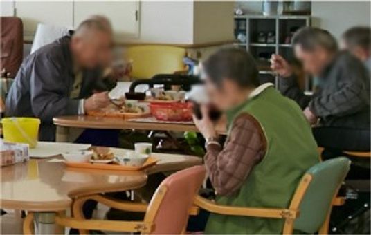 食堂での食事風景