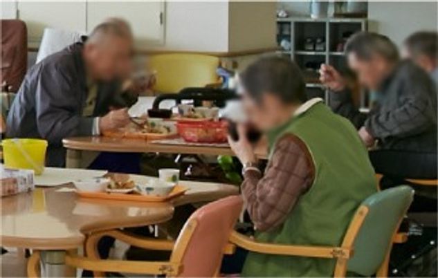 食堂での食事風景