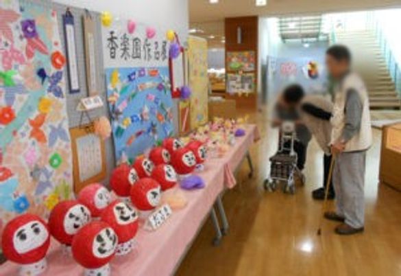 手作り飾りの展示廊下