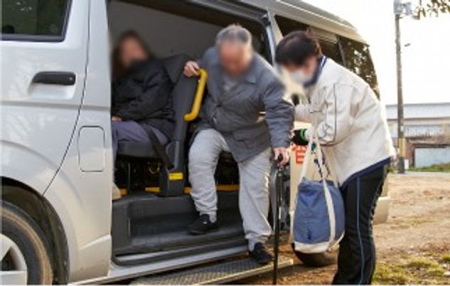 介助を受ける高齢者の様子