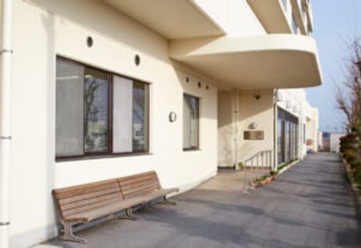 ベンチのある外観