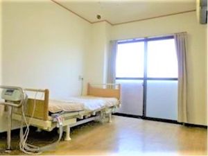 明るい個室のベッド横