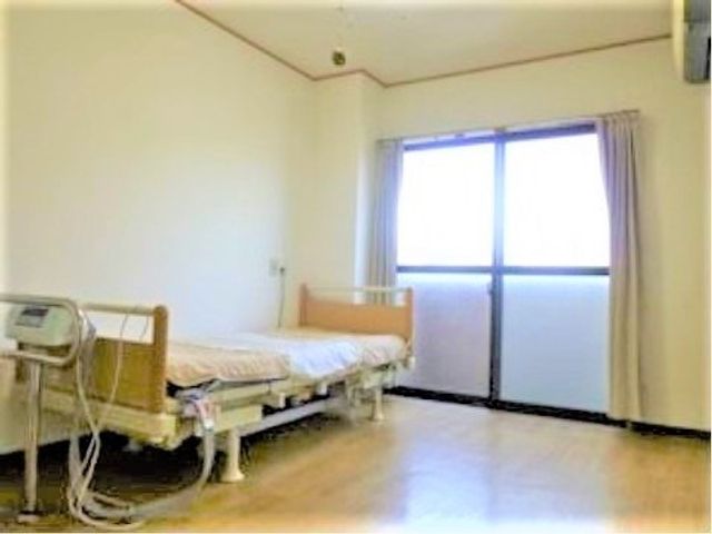 明るい個室のベッド横