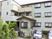 暖かみのある建物の外観