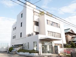 白い建物の屋外