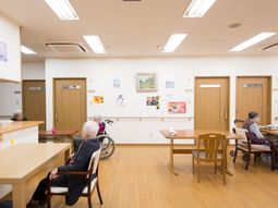 明るい食堂の様子