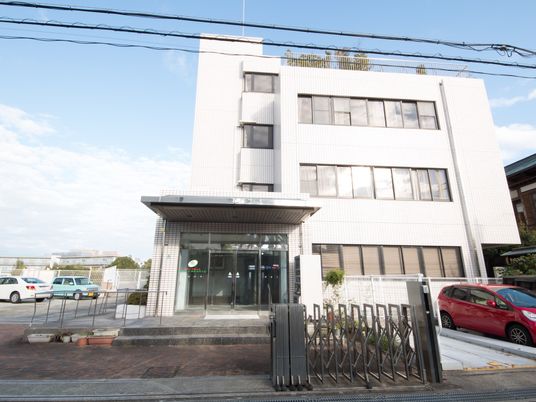 白い建物の正面エントランス
