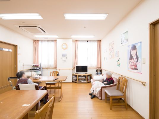 居室でくつろぐ人々