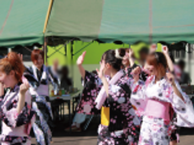 賑やかな祭り会場の様子