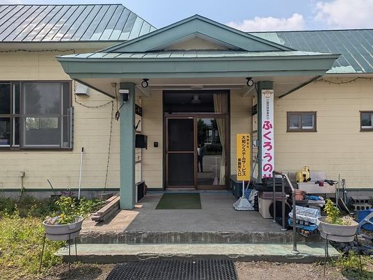 施設の入口外観  