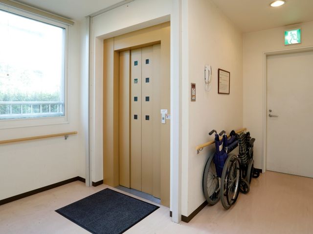 車椅子とエレベーター エレベーター 車椅子の利用者にも配慮されています。エレベーターの近くに配置され、利便性が高いです。