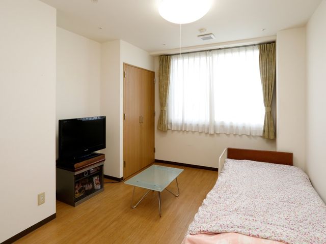 静かで落ち着いた居室 居室 自然光が差し込む落ち着いた空間です。テレビやベッドがあり、快適に過ごせます。