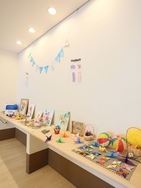 手工芸品が飾られた部屋