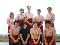笑顔のスタッフ集合写真