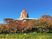 紅葉に囲まれた建物外観  