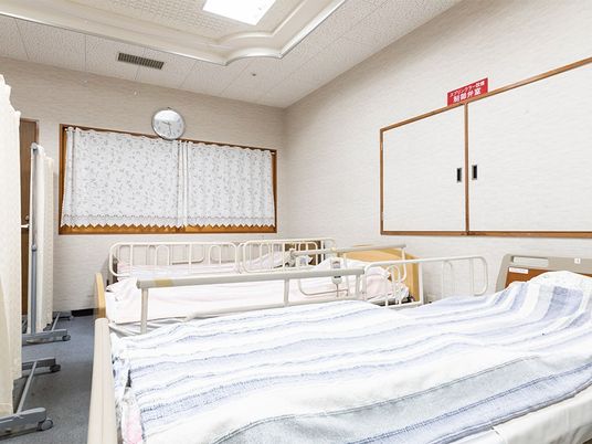 ベッドが並ぶ居室  