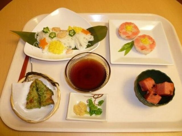 彩り豊かなお食事セット 料理 バランスの取れた栄養満点のお食事をご用意しています。彩り鮮やかで、目にも舌にも喜びをもたらす一皿をお楽しみいただけます。