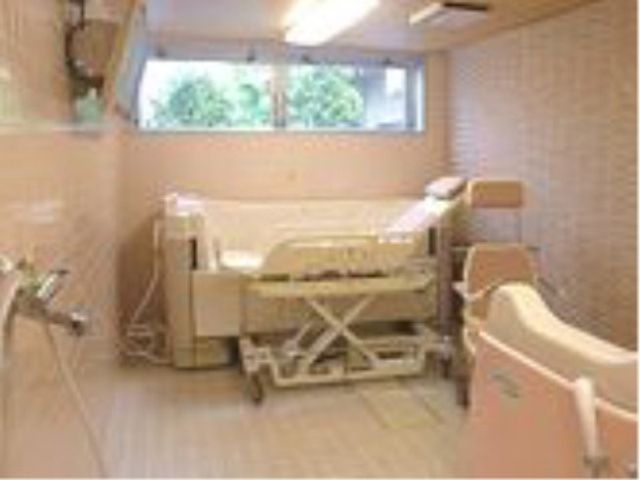 快適な居室の一例 浴室 日当たりの良い居室です。ベッド横のスペースも十分にあり、心地よい時間を過ごせます。