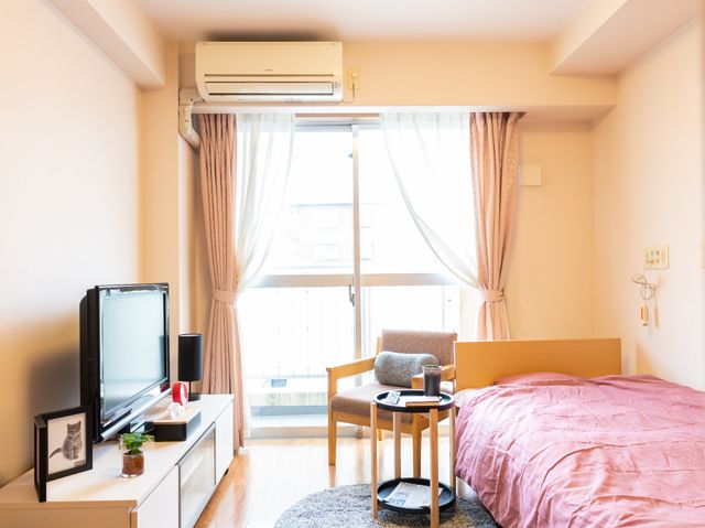 暖かみのある居室 居室 ベッドやテレビを備えた明るく居心地の良い居室です。個々のリラックスタイムを大切にできる空間が整っています。