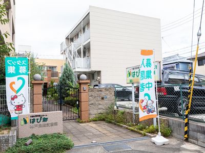 明るいエントランスと看板