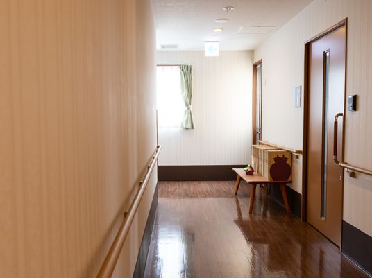廊下の明るい風景