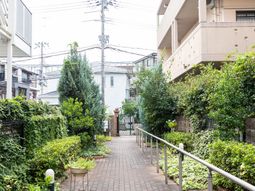 緑豊かな施設の中庭