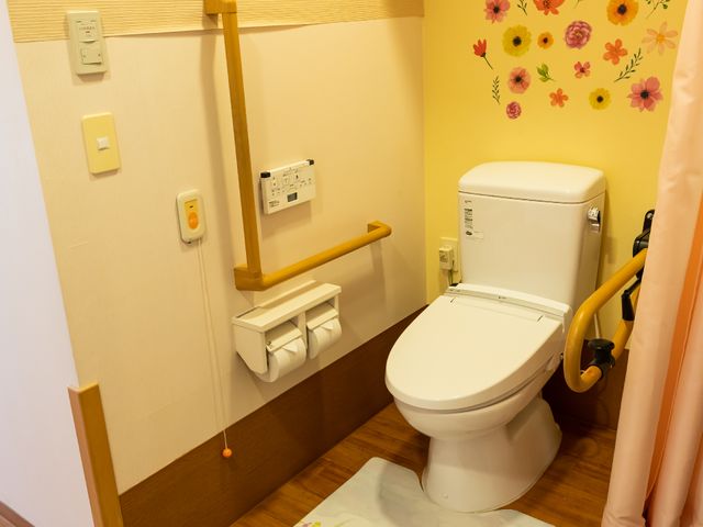手すり付きトイレ トイレ 安全とサポートに配慮した手すり付きトイレです。バリアフリー設計で、すべての方が安心してお使いになれます。