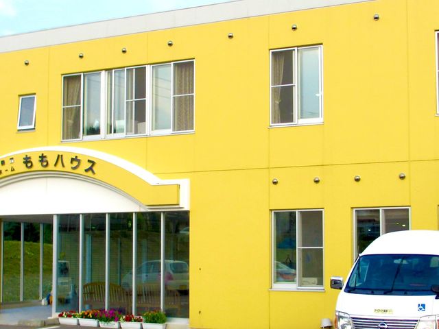 明るい外観の建物 外観   黄色い外壁が目を引く建物です。大きな窓があり、明るく開放的な雰囲気が伝わります。