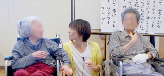 「人々が集う室内」