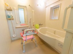 バリアフリー設計の浴室