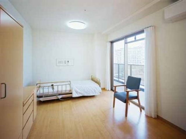 居室の綺麗な空間 居室 広々として明るい居室です。シンプルで清潔感のあるデザインが心地よい空間を演出しており、新しい生活のスタートにふさわしい環境です。