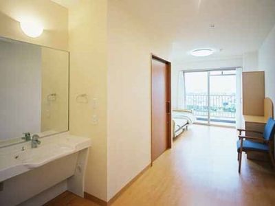 明るい広々とした居室