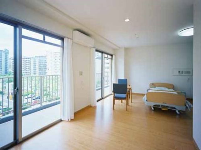 明るく広々とした居室 居室 床から天井までの大きな窓が特徴の居室です。外の景色を楽しみながら、快適な時間を過ごせる設計になっています。