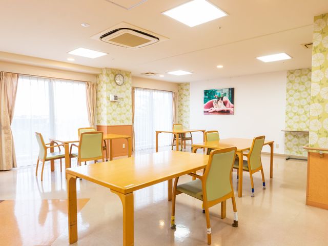 明るく広々とした食堂 共有スペース ゆとりの空間が確保された食堂では、清潔感のあふれる環境で食事やお茶を楽しむことができます。壁の時計も見やすく、ゆったりとした時間を過ごせます。