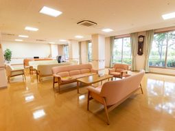 明るい共有ラウンジ