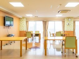 明るい共有ラウンジエリア