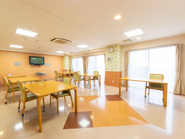 共用ラウンジの清潔な空間 共有スペース テレビとテーブルが設置されたダイニングスペースは、採光が良く、明るく落ち着いた雰囲気です。ゆったりとした時間を過ごせる設計となっており、仕事を通じてそんな環境づくりに貢献できます。