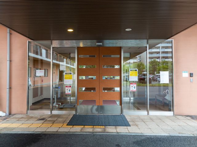 明るいエントランス風景 玄関 ご訪問者を温かく迎えるエントランスは、情報掲示も充実し、安心を感じさせる空間になっています。